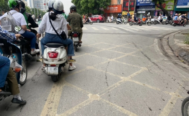 Xe máy và những nơi hễ cứ dừng cứ đậu là dễ bị phạt tiền - 3