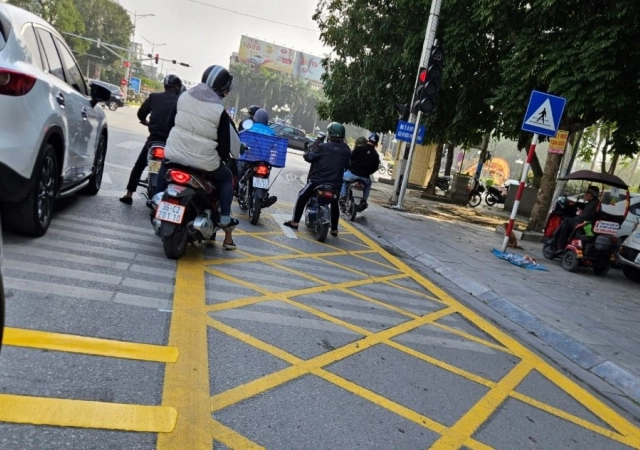 Xe máy và những nơi hễ cứ dừng cứ đậu là dễ bị phạt tiền - 4