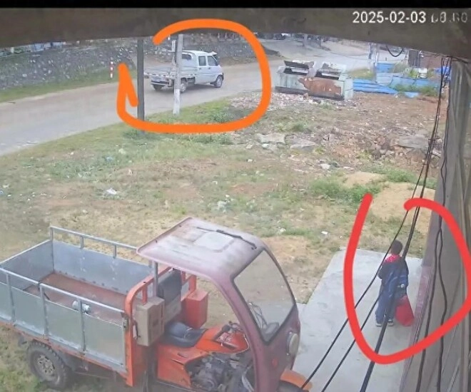 Xót xa cảnh bé trai tiểu học bị bố bỏ rơi ngây thơ đứng ngoài trời chờ bố từ 2 giờ chiều đến 11 giờ đêm - 1
