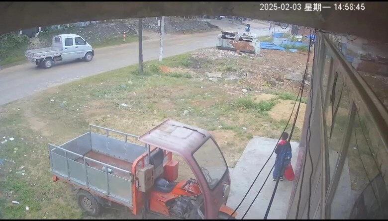 Xót xa cảnh bé trai tiểu học bị bố bỏ rơi ngây thơ đứng ngoài trời chờ bố từ 2 giờ chiều đến 11 giờ đêm - 2