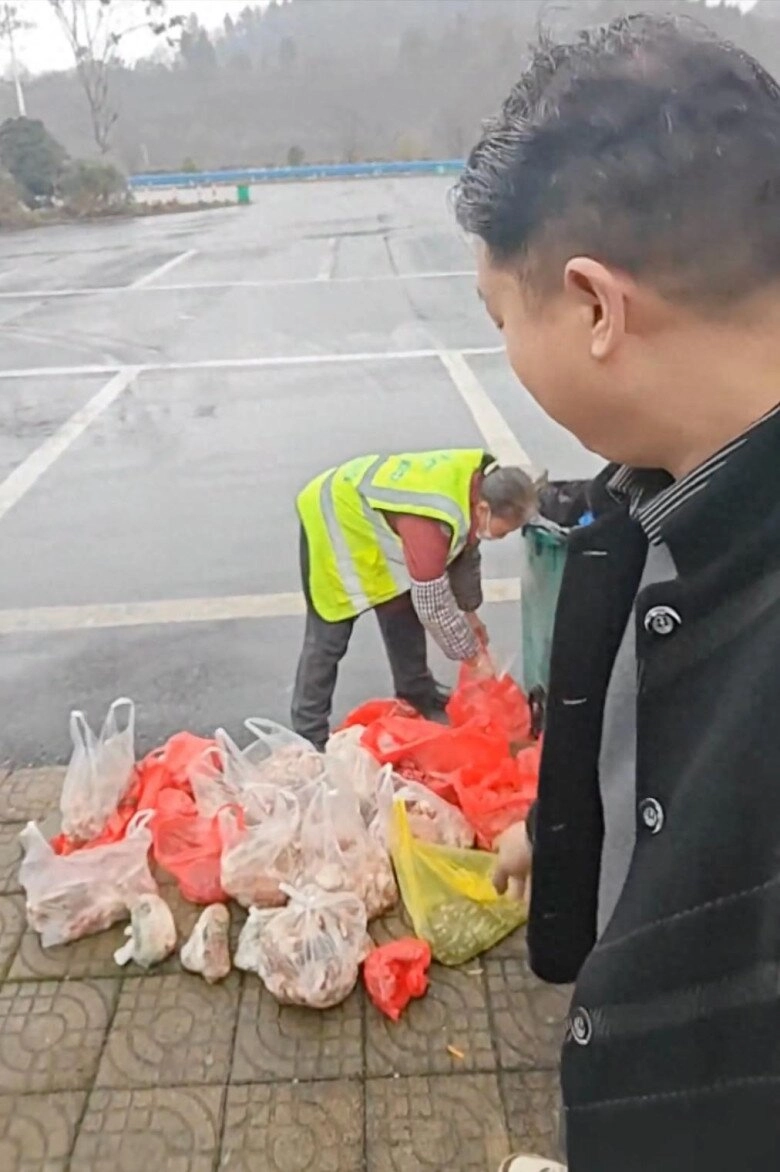 Xót xa hết lễ những túi thực phẩm ông bà ở quê gửi con cháu lên thành phố đến nửa đường thì vứt đi - 2