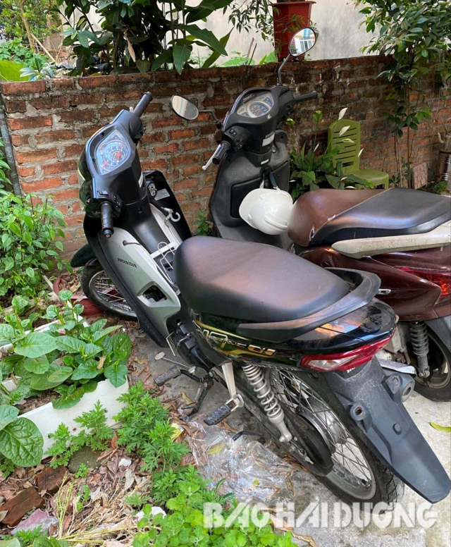 Xuất hiện xe máy vô chủ trên vỉa hè - 3