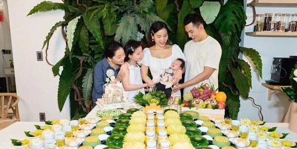 1 năm sinh 2 con trai liên tiếp phương trinh jolie làm 2 tiệc đầy tháng trái ngược bữa hoành tráng giày vàng 12 đôi bữa giản dị xanh mát mắt - 1