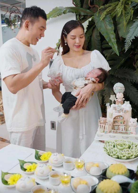 1 năm sinh 2 con trai liên tiếp phương trinh jolie làm 2 tiệc đầy tháng trái ngược bữa hoành tráng giày vàng 12 đôi bữa giản dị xanh mát mắt - 2