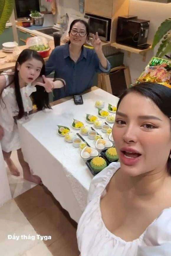 1 năm sinh 2 con trai liên tiếp phương trinh jolie làm 2 tiệc đầy tháng trái ngược bữa hoành tráng giày vàng 12 đôi bữa giản dị xanh mát mắt - 3
