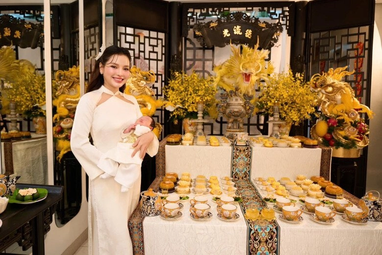 1 năm sinh 2 con trai liên tiếp phương trinh jolie làm 2 tiệc đầy tháng trái ngược bữa hoành tráng giày vàng 12 đôi bữa giản dị xanh mát mắt - 5