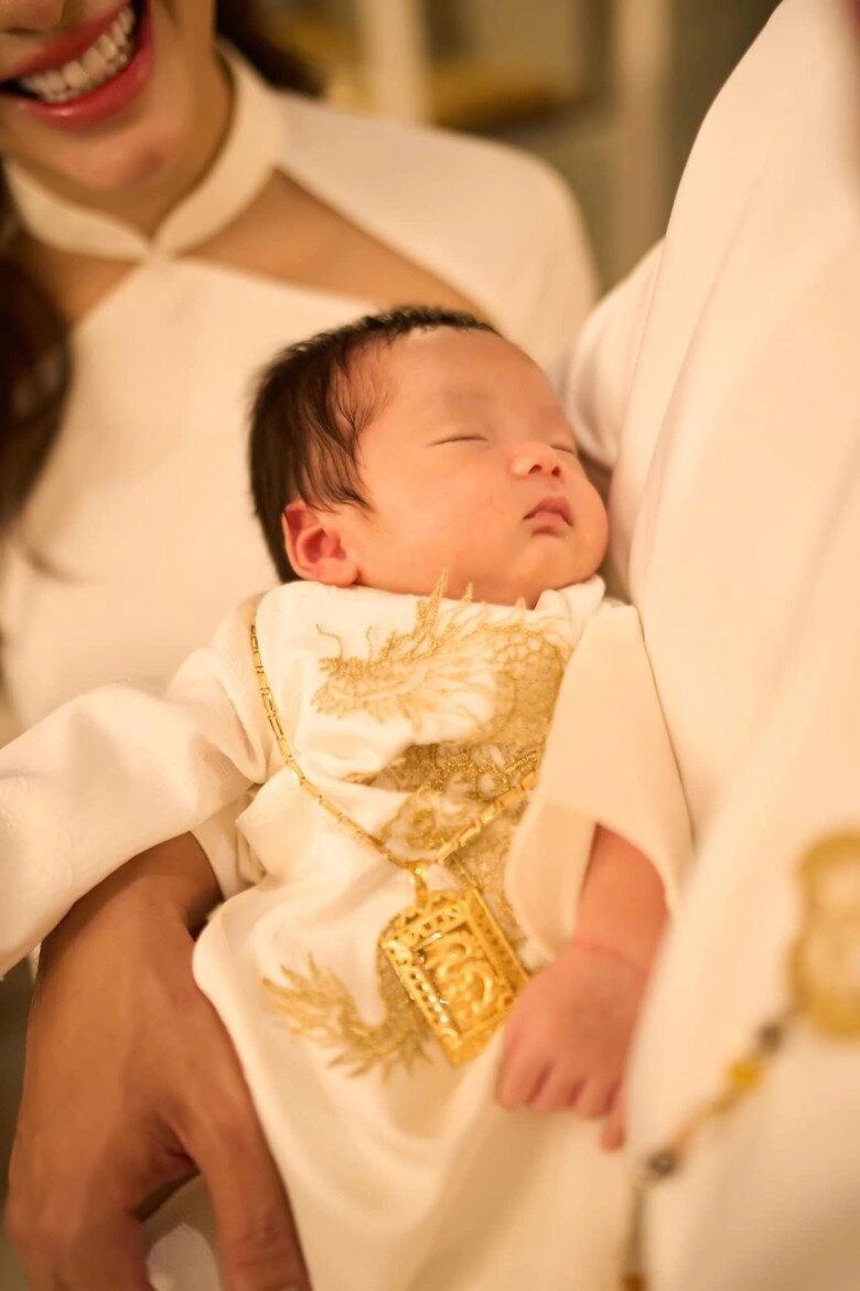 1 năm sinh 2 con trai liên tiếp phương trinh jolie làm 2 tiệc đầy tháng trái ngược bữa hoành tráng giày vàng 12 đôi bữa giản dị xanh mát mắt - 10