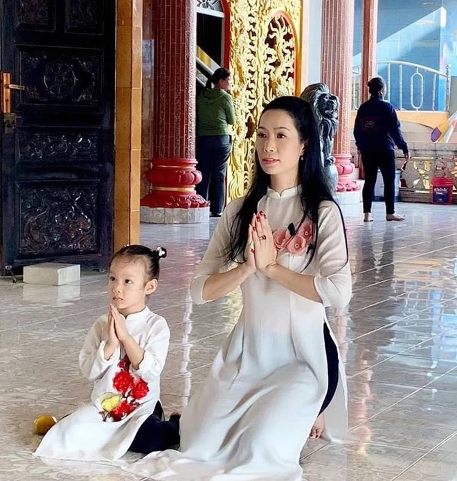 2 con trai của cô hiệu phó văn thùy dương lên chùa từ khi còn trong bụng mẹ giờ 6 tuổi rất thích nơi đây - 3
