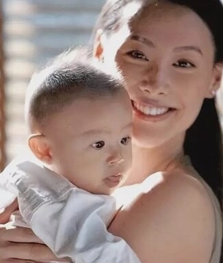20 tuổi bỏ sự nghiệp để sinh 3 con trai cho tỷ phú nữ diễn viên nhận cái kết buồn các con không được hưởng thừa kế - 3