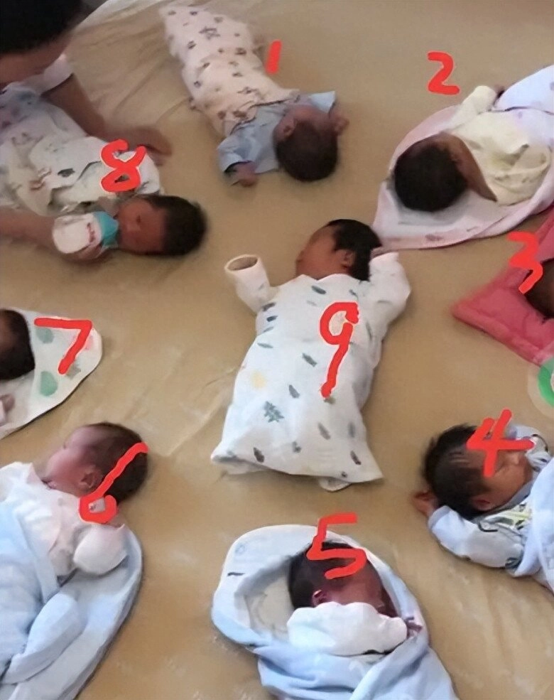 3 cô con gái sinh 3 cùng lúc bà ngoại một mình chăm 9 cháu sơ sinh ai nhìn cũng choáng - 1