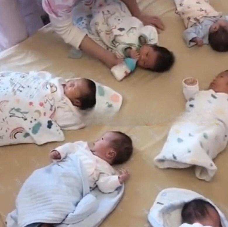 3 cô con gái sinh 3 cùng lúc bà ngoại một mình chăm 9 cháu sơ sinh ai nhìn cũng choáng - 2