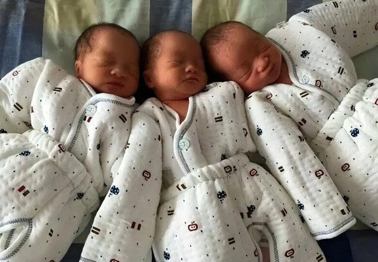 3 cô con gái sinh 3 cùng lúc bà ngoại một mình chăm 9 cháu sơ sinh ai nhìn cũng choáng - 3