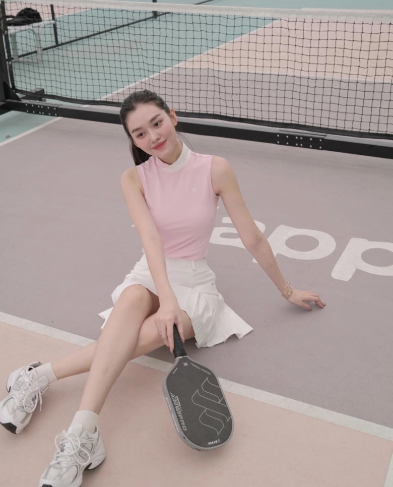 4 outfit đẹp bất diệt cho hội chị em mê đánh pickleball vận dụng ngay để ra sân vừa sành điệu lại thoải mái vô cùng - 6