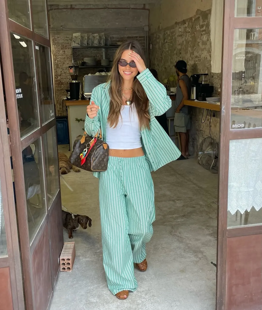 8 cách phối sơ mi đi biển chuẩn fashionista mặc xong nhan sắc thăng hạng cứ chụp ảnh là xinh hết nấc - 11
