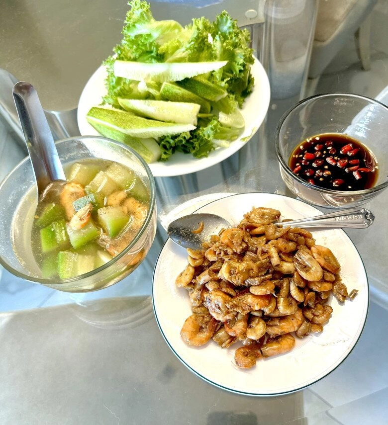 Á hậu vbiz 29 tuổi vẫn được bố nấu ăn cho ai cũng tấm tắc khen người cha tuyệt vời - 6
