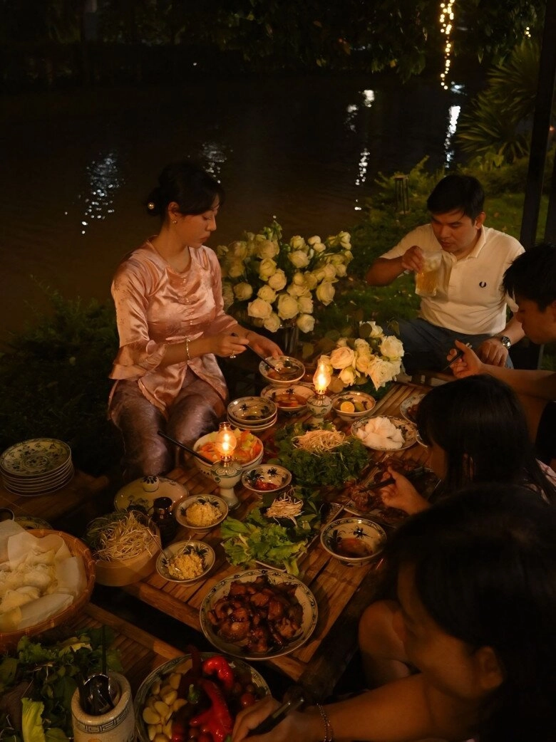 Á hậu việt giàu có cho cả nhà ăn cơm dưới đèn dầu toàn món dân dã mẹ ruột thốt lên một câu - 4