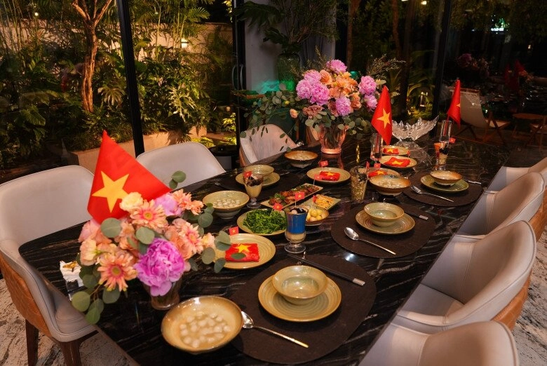 Á hậu việt giàu có cho cả nhà ăn cơm dưới đèn dầu toàn món dân dã mẹ ruột thốt lên một câu - 6