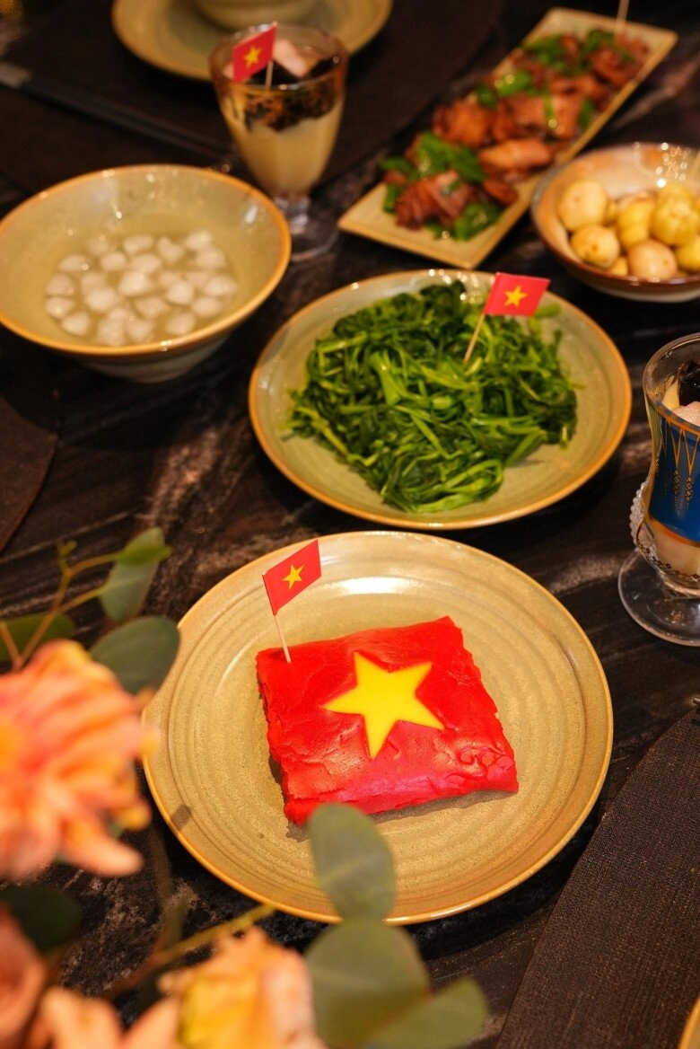 Á hậu việt giàu có cho cả nhà ăn cơm dưới đèn dầu toàn món dân dã mẹ ruột thốt lên một câu - 8
