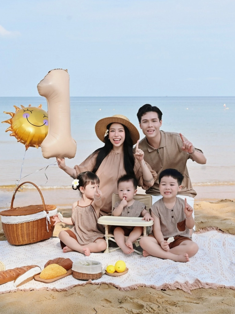 Ái nữ đại gia minh nhựa năng động suốt 9 tháng mang bầu con thứ 4 - 13