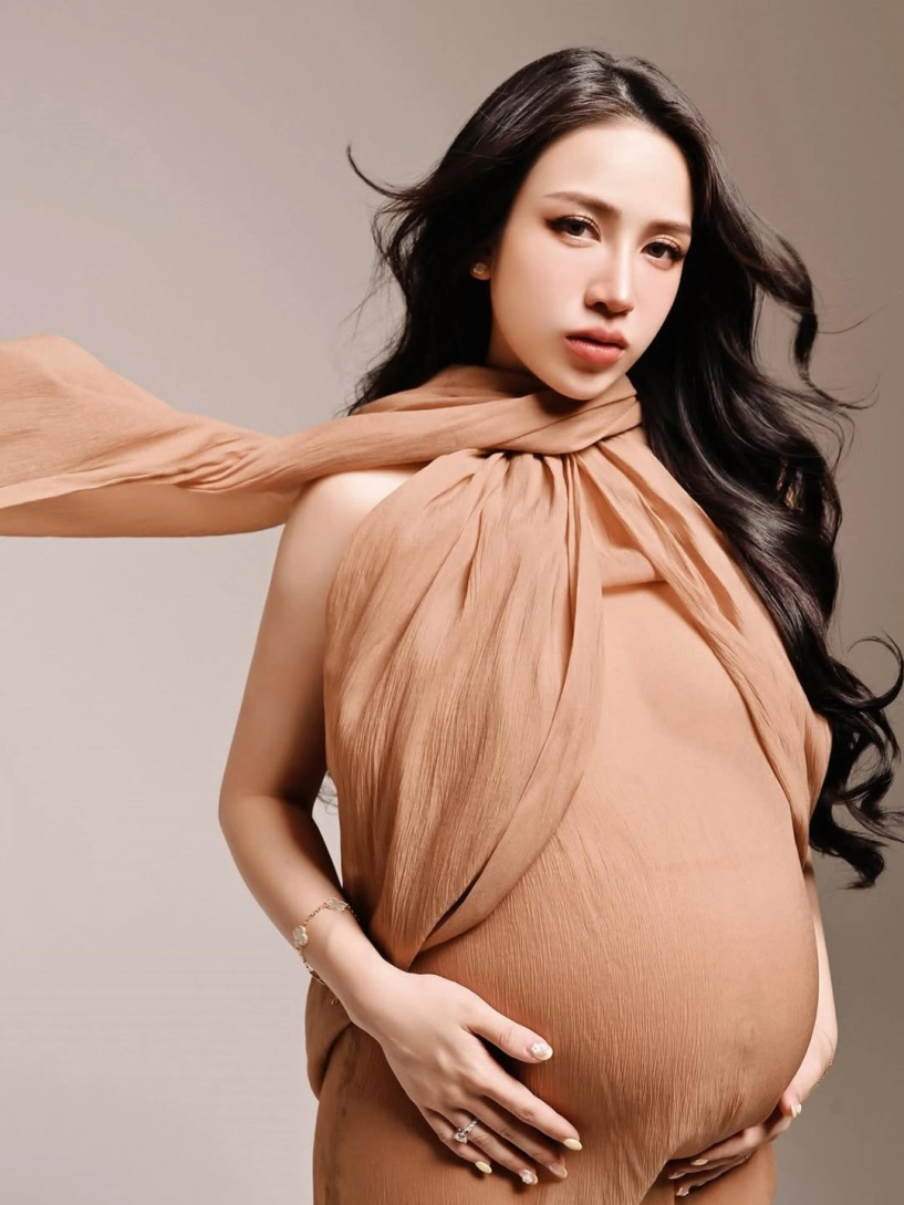 Ái nữ đại gia minh nhựa năng động suốt 9 tháng mang bầu con thứ 4 - 14