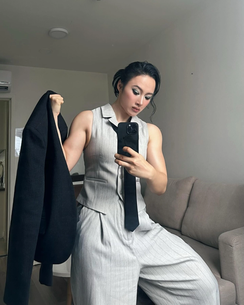 Angela phương trinh diện loạt đồ khoe body như lực sĩ - 1