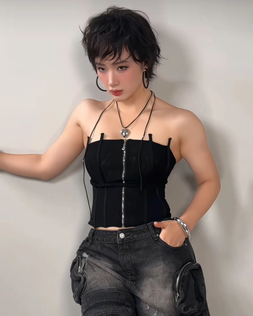 Angela phương trinh diện loạt đồ khoe body như lực sĩ - 2