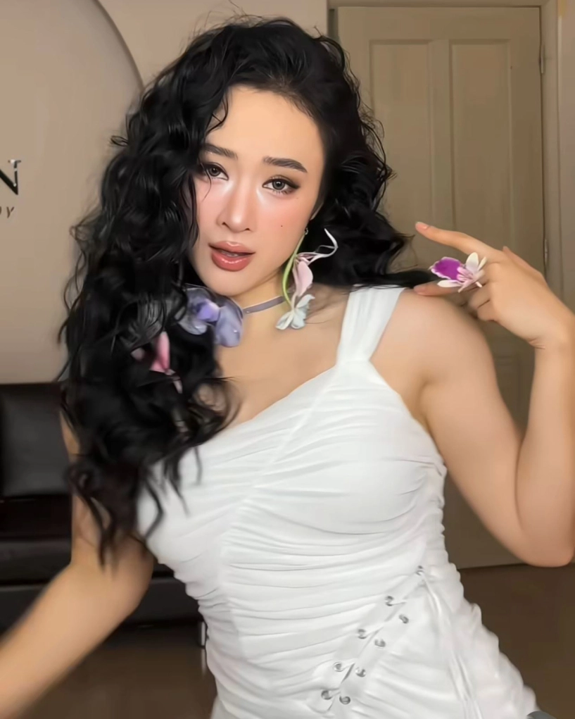 Angela phương trinh diện loạt đồ khoe body như lực sĩ - 5