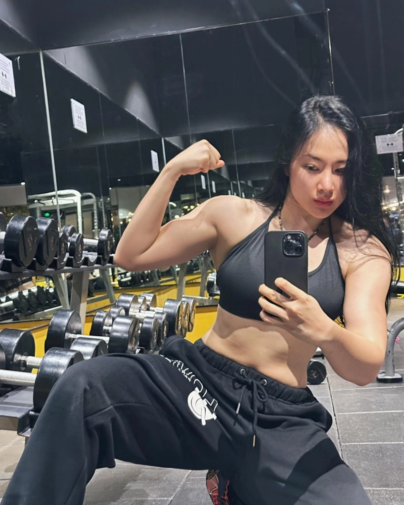 Angela phương trinh diện loạt đồ khoe body như lực sĩ - 8