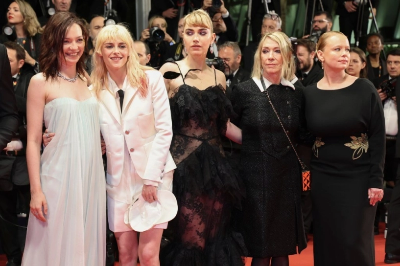 Angelina jolie là tâm điểm ở cannes đường yên và cao viên viên bị ống kính hung thần bóc trần - 18