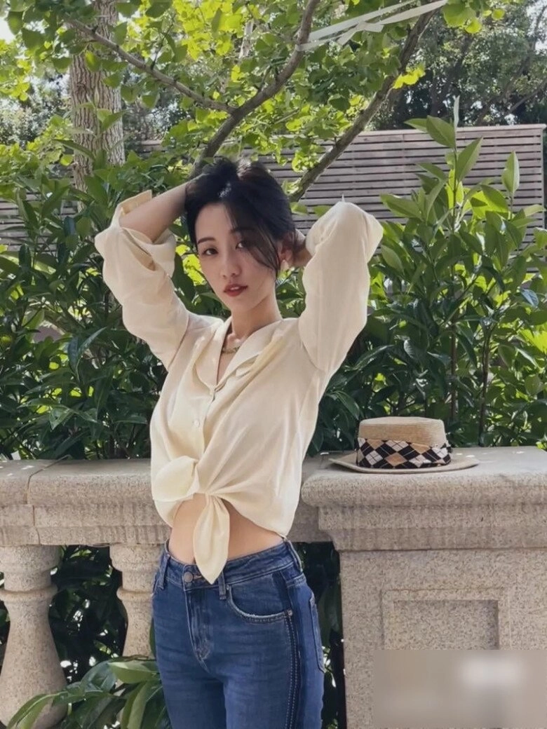 Áo sơ mi với 10 kiểu mặc không đụng hàng tự tin trở thành cô nàng sành điệu mà không nhàm chán - 3