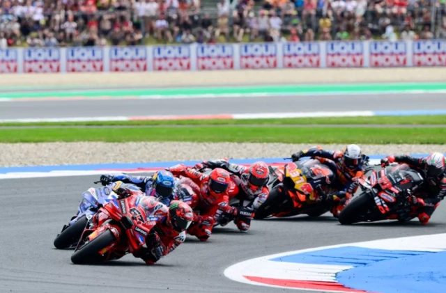 Assen bùng nổ khi marc marquez chiến thắng kịch tính alex gặp tai nạn đáng tiếc - 2