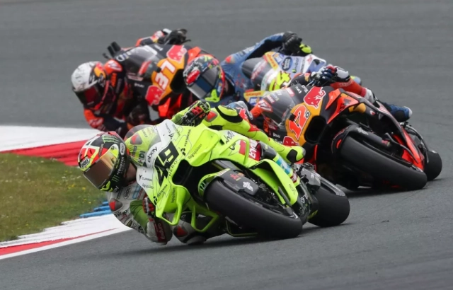 Assen bùng nổ khi marc marquez chiến thắng kịch tính alex gặp tai nạn đáng tiếc - 3