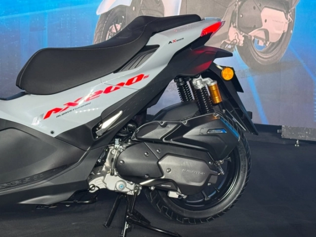 Ax200s bản sao thú vị của yamaha nvx vì có thể gõ đầu bản chính trong một nốt nhạc - 5
