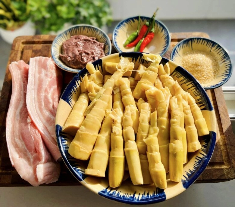 Ba chỉ kho mắm ruốc lại thêm loại rau này vào đậm đà ngon mê của mẹ đảm sài gòn - 2