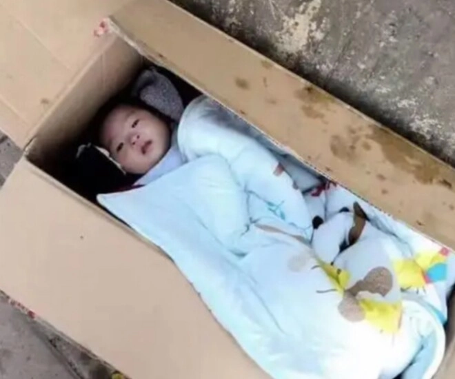 Bà lão nhặt rác nhận nuôi bé gái bị bỏ rơi khi thành tiến sĩ đứa trẻnói 1 câu khiến bà lặng người - 1