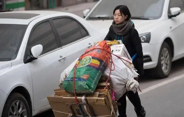 Bà lão nhặt rác nhận nuôi bé gái bị bỏ rơi khi thành tiến sĩ đứa trẻnói 1 câu khiến bà lặng người - 3