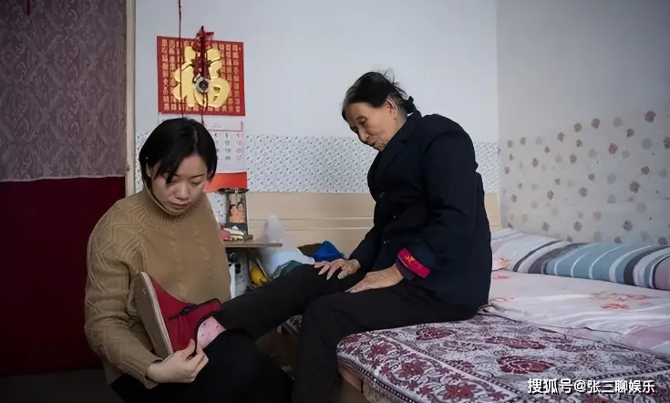 Bà lão nhặt rác nhận nuôi bé gái bị bỏ rơi khi thành tiến sĩ đứa trẻnói 1 câu khiến bà lặng người - 5
