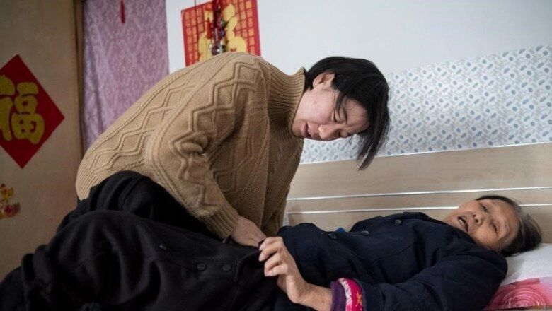 Bà lão nhặt rác nhận nuôi bé gái bị bỏ rơi khi thành tiến sĩ đứa trẻnói 1 câu khiến bà lặng người - 6