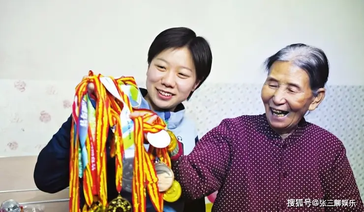 Bà lão nhặt rác nhận nuôi bé gái bị bỏ rơi khi thành tiến sĩ đứa trẻnói 1 câu khiến bà lặng người - 7