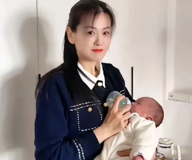 Bà ngoại gây sốt với khoảnh khắc cho cháu sơ sinh ăn sữa tuổi thật được tiết lộ làm ai cũng khó tin - 1