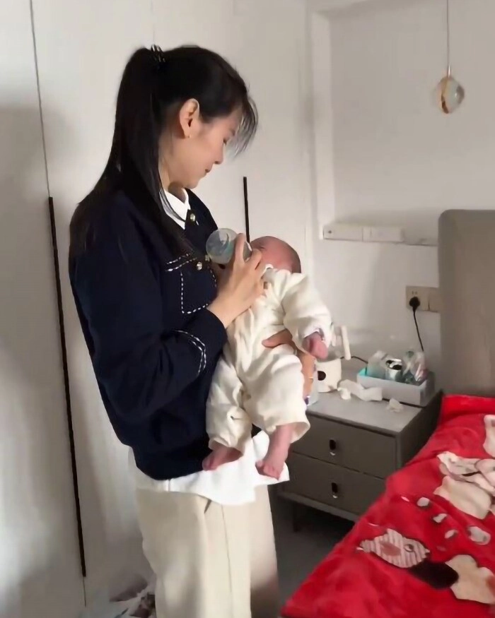 Bà ngoại gây sốt với khoảnh khắc cho cháu sơ sinh ăn sữa tuổi thật được tiết lộ làm ai cũng khó tin - 2