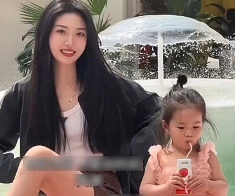 Định khoe cháu gái bà ngoại hơn 40 tuổi bất ngờ nổi tiếng vì quá trẻ quá xinh - 2