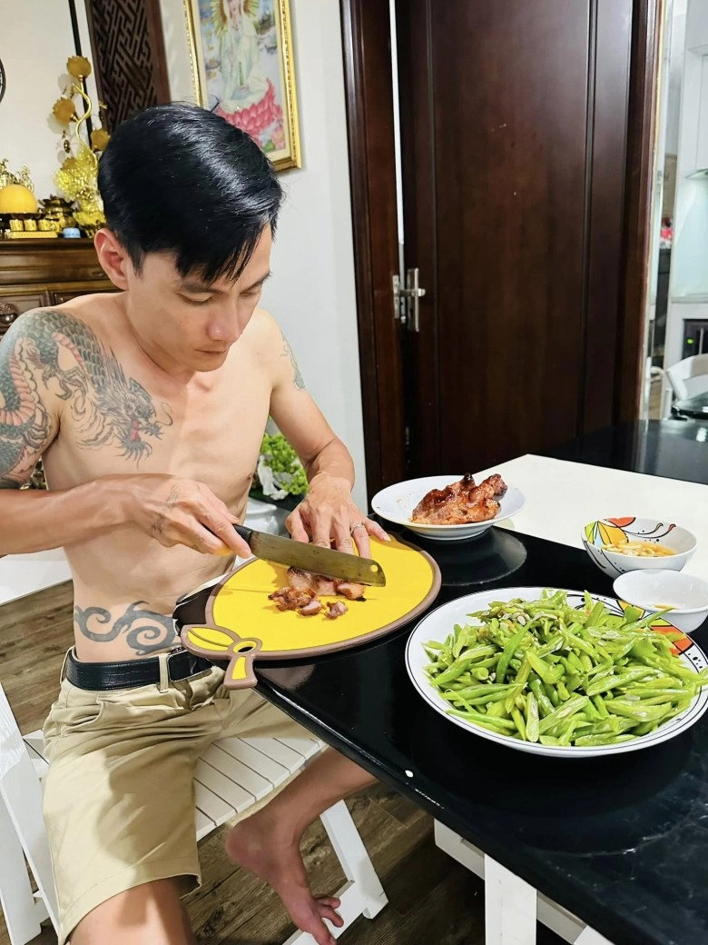 bà trùm chân dài đi làm về thấy chồng cởi trần nấu cơm hạnh phúc là đây chứ đâu - 1
