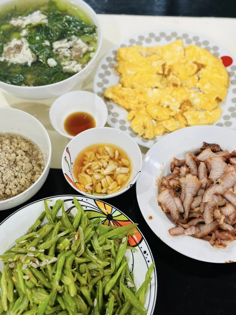 bà trùm chân dài đi làm về thấy chồng cởi trần nấu cơm hạnh phúc là đây chứ đâu - 2