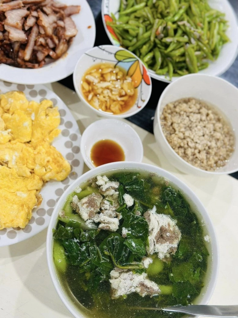 bà trùm chân dài đi làm về thấy chồng cởi trần nấu cơm hạnh phúc là đây chứ đâu - 3