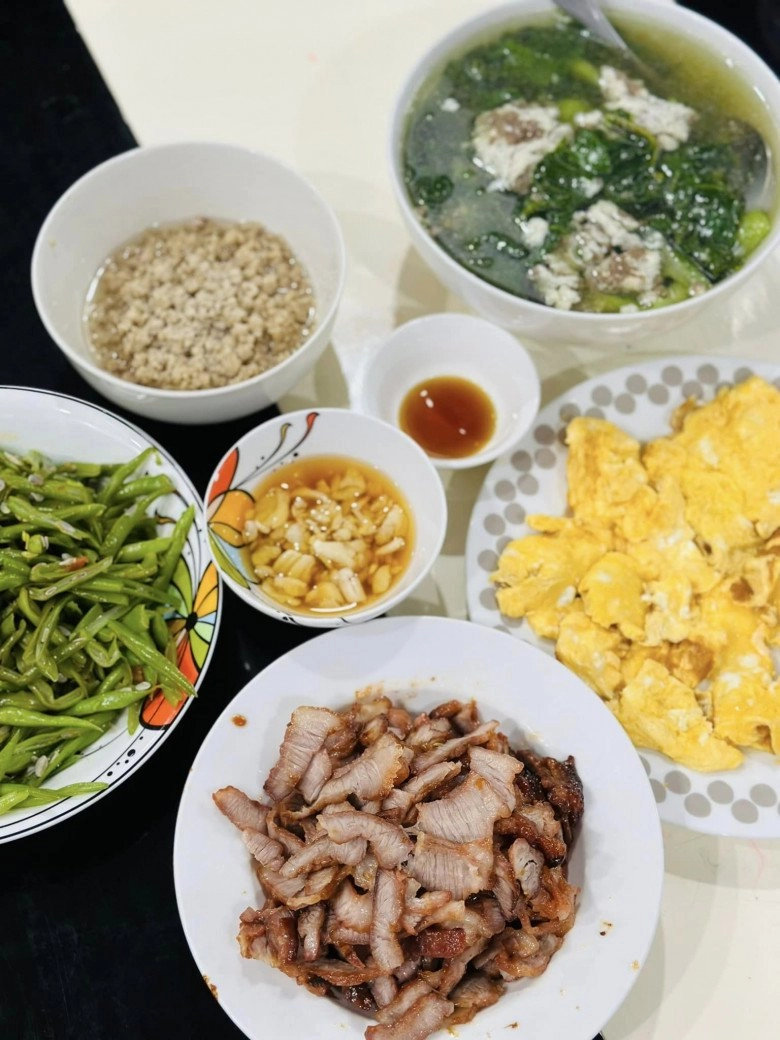 bà trùm chân dài đi làm về thấy chồng cởi trần nấu cơm hạnh phúc là đây chứ đâu - 4