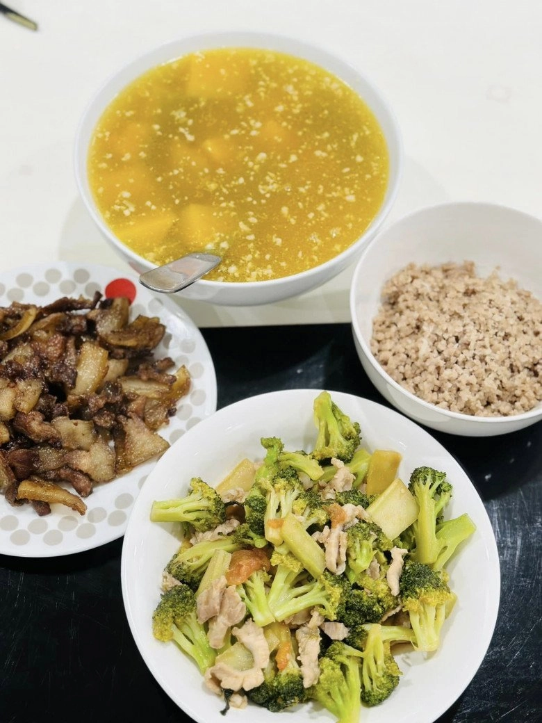 bà trùm chân dài đi làm về thấy chồng cởi trần nấu cơm hạnh phúc là đây chứ đâu - 5
