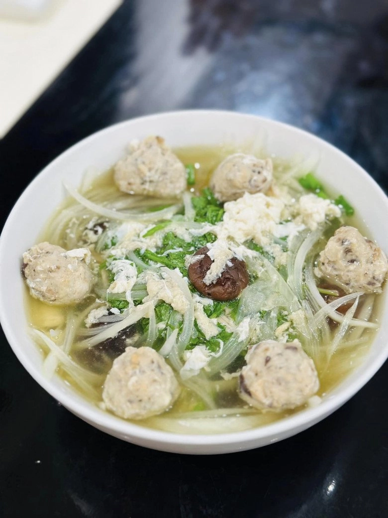 bà trùm chân dài đi làm về thấy chồng cởi trần nấu cơm hạnh phúc là đây chứ đâu - 7