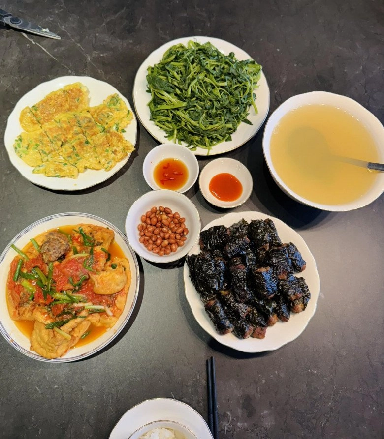 Bà xã của mc thành trung khoe mâm cơm chuẩn ngày hè toàn món dân dã mà trôi cơm - 2