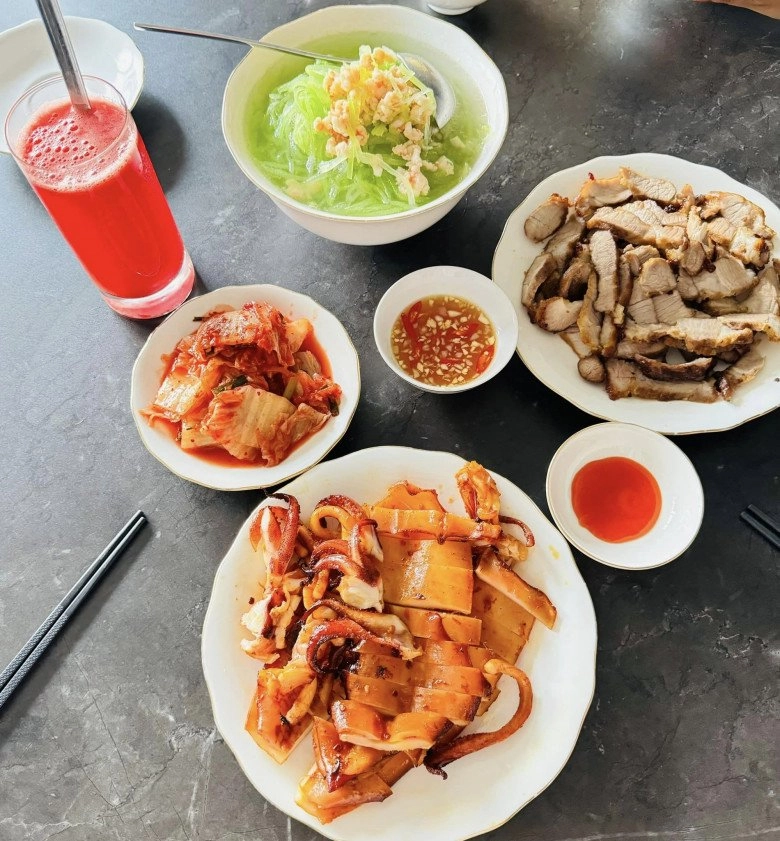 Bà xã của mc thành trung khoe mâm cơm chuẩn ngày hè toàn món dân dã mà trôi cơm - 3